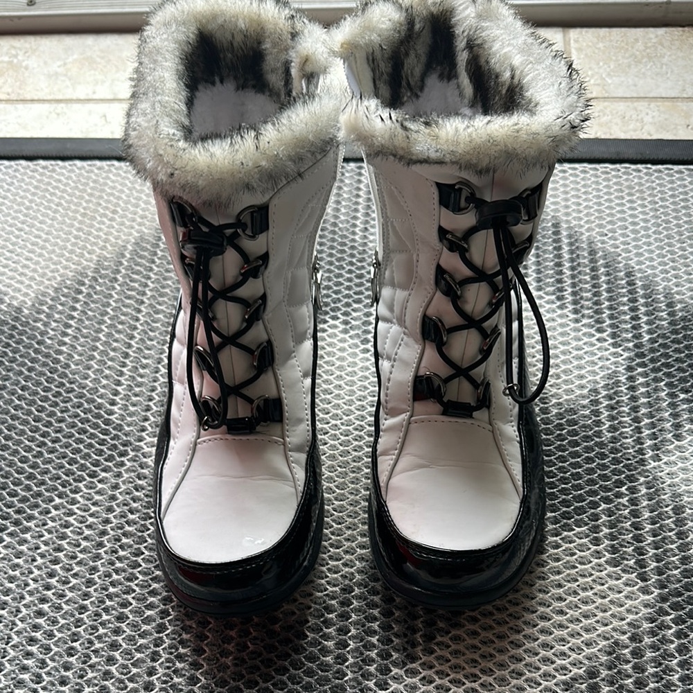 Sporto 7.5 White and Black Winter Boots with Furry Lining